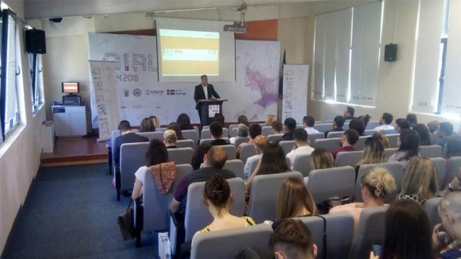 Haziri në AUK: Në politikë nuk hyhet përmes dajallarëve dhe kusherinjve, por përmes konkurrencës