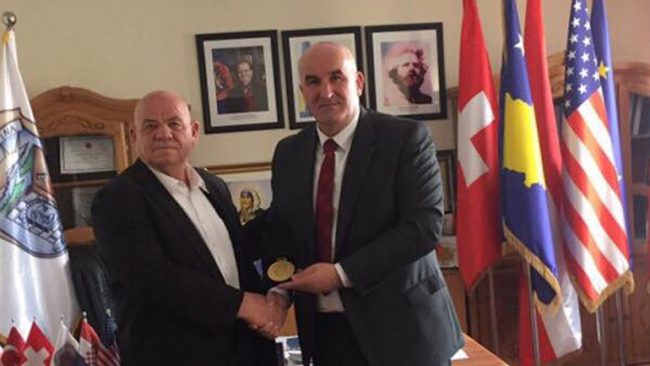 Kryetari i Shoqatës së Familjeve të Dëshmorëve dekorohet nga kryetari i komunës