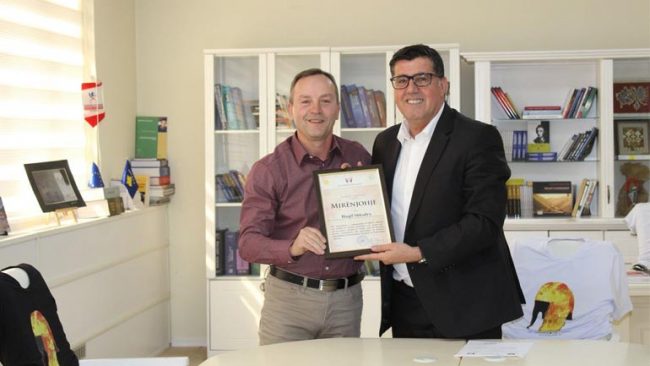 Haziri nderon me mirenjohje veteranin e futbollit, Haqif Shkodra