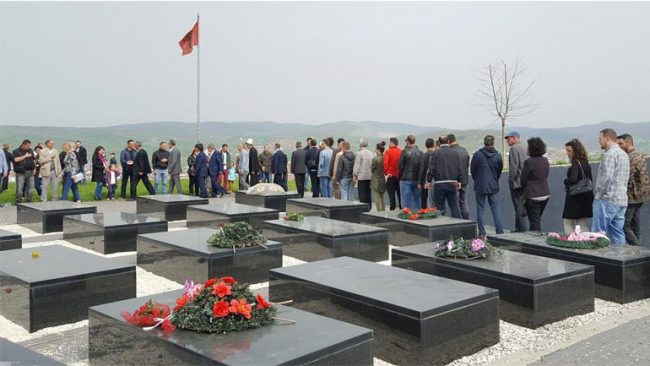 Vetëvendosje: Në përvjetorin e Betejës së Zhegocit, homazhe te varrezat e dëshmorëve
