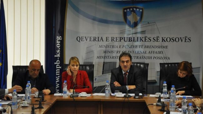 U mbajt takimi i grupit për prezantimin e udhërrëfyesit për armë të vogla dhe të lehta
