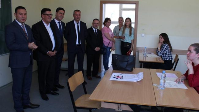 Haziri e Bytyqi u urojnë suksese nxënësve që janë në testin e maturës