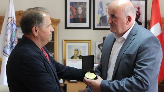 Kreu i Vitisë nderon me dekoratën e pavarësisë veprimtarët Nysret Hajdari e Ismet Rashiti