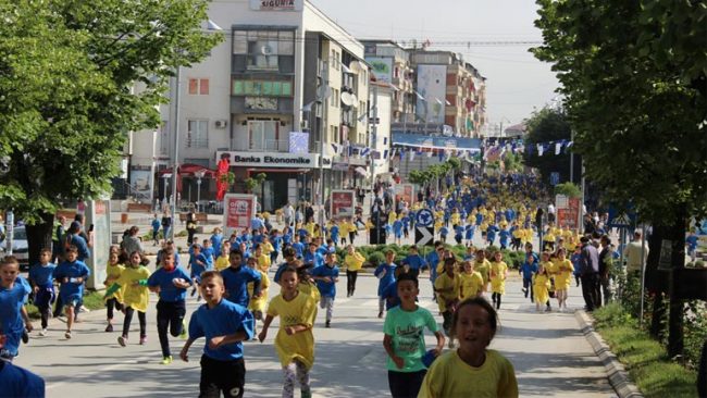 Mbi 700 fëmijë të Pavarësisë shënojnë Ditën Olimpike në Gjilan