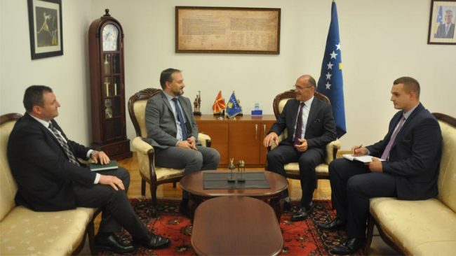 Ministri Gashi priti në takim ambasadorin e Maqedonisë në Kosovë