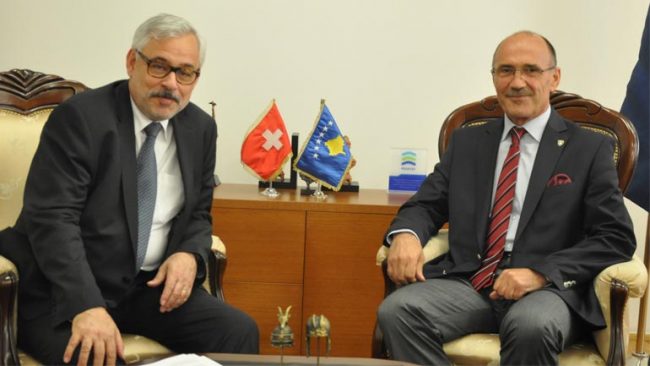 Ministri Gashi priti në takim ambasadorin e Zvicrës në Kosovë