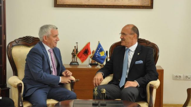 Ministri Gashi priti në takim ambasadorin e Shqipërisë në Kosovë
