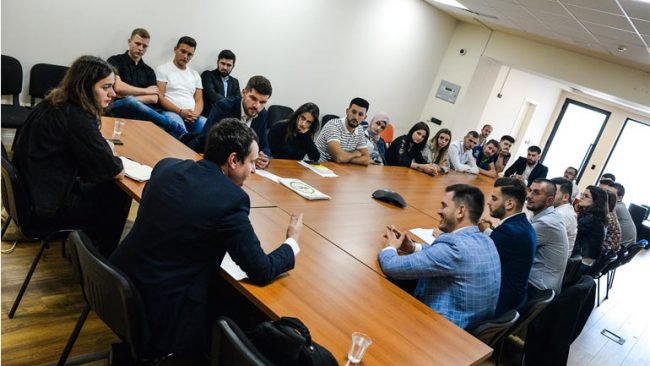 Albin Kurti takoi studentë e të rinj nga organizata “Shpresa” e Luginës së Preshevës