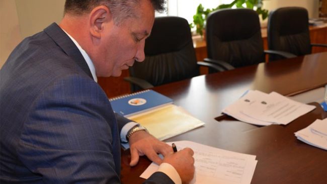 Lekaj nënshkroi tri Udhëzime Administrative që kanë të bëjnë me autoshkollat dhe trajnerët për patentë shoferë