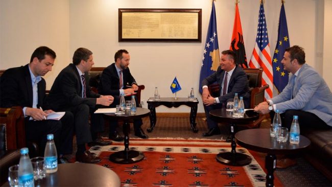 Ministri Lekaj, priti sot në takim njoftues udhëheqësin e ri të BERZH-it për Kosovë, Neil Taylor