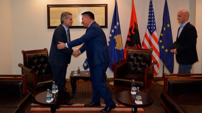 Takohen ministri Pal Lekaj e rektori i UP-së Marjan Dema