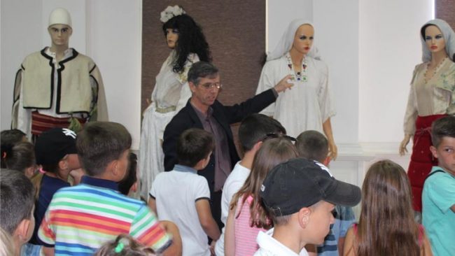 Filloristët e SHFMU “Metush Krasniqi” nga Rogana vizituan Muzeun Rajonal të Gjilanit