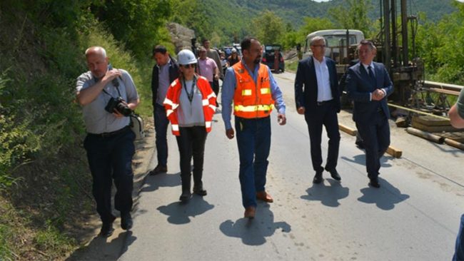 Ministri Lekaj me bashkëpunëtorë vizitoi vendin ku po ndodhin rrëshqitjet e dheut