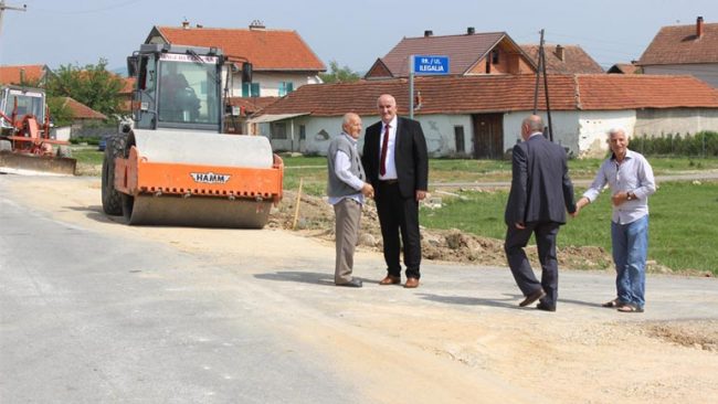 Haliti inspektoi punimet në rrugën që lidhë fshatin Sadovinë të Jerlive me Dardaninë