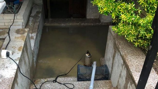 Ekipet e Komunës së Gjilanit intervenojnë në disa shtëpi për ta hequr ujin nga bodrumet
