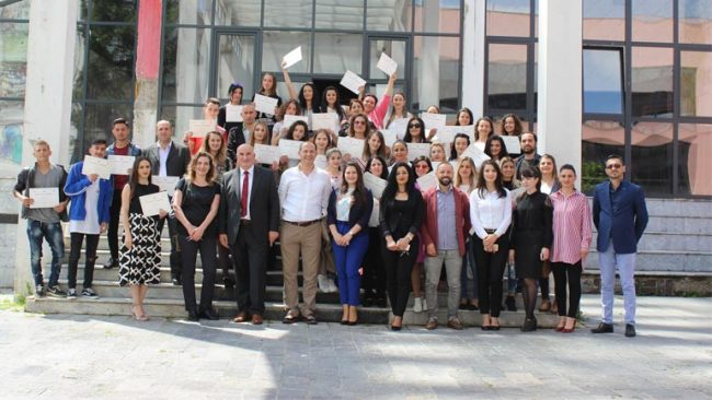 Rreth 230 të rijnë vitias certifikohen në profesione të ndryshme