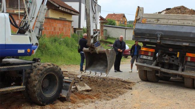 Haliti sheh nga afër punimet që po kryhen në fushën e infrastrukturës rrugore
