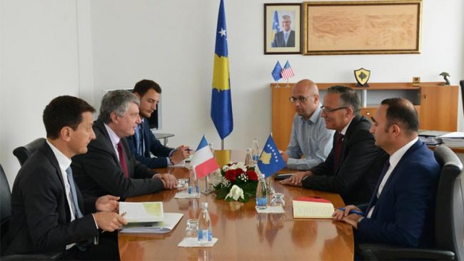 Ministri Bedri Hamza priti në takim ambasadorin Didier Chabert
