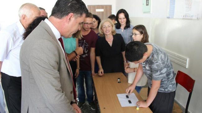 Edhe shkolla “Selami Hallaqi” në Gjilan, bëhet me kabinet të informatikës
