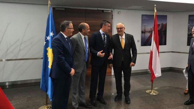 Gashi e Veseli u premtojnë mbrojtje investitorëve austriakë në Kosovë