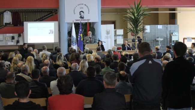 Qytetarë të shumtë marrin pjesë në debatin publik me kryetarin Haliti