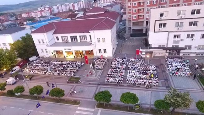 Këshilli i Bashkësisë Islame shtron iftarë në ambient të hapur në Gjilan