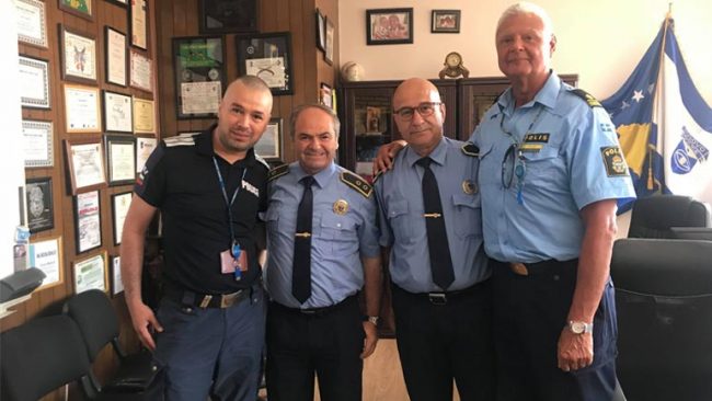 Drejtuesit e policisë  presin në takim lamtumirës monitoruesit e EULEX-it