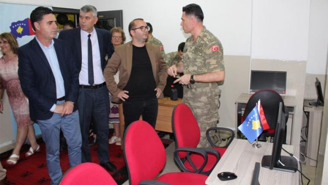 Shkolla “Rexhep Elmazi” në Gjilan, bëhet me kabinet të informatikës