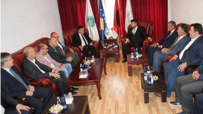 Lutfi Haziri me bashkëpunëtorë viziton Bashkësinë Islame për t’ua uruar Fitër Bajramin