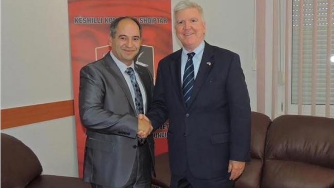 Ambasadori amerikan Kyle Scott qëndroi në Këshillin Kombëtar Shqiptar