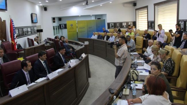 Në Gjilan mbahet debat publik për pakon e reformave në administratë, shërbim civil dhe paga