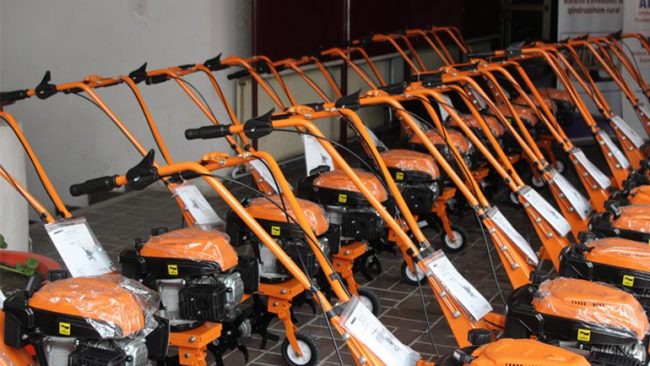 U ndanë 22 motokultivatorë për bujqit vitias