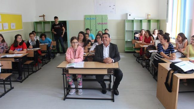 Haziri viziton shkollën “Musa Zajmi” për t’i uruar nxënësit për Ditët e Lirisë
