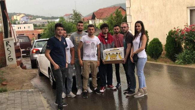Të rinjtë e AAK-së shpërndajnë pako ushqimore për familjet në nevojë