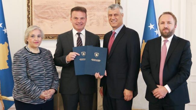 Presidenti Thaçi u dorëzon autoriteteve të BE-së letërkëmbimin për EULEX-in