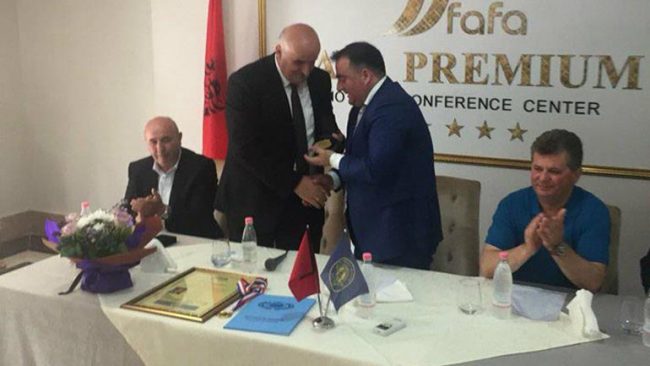 Kryetari Haliti morri pjesë në ceremoninë e shpalljes së Ismet Ferizaj – Qytetar Nderi i Kavajës