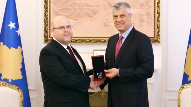 Presidenti Thaçi dekoroi Jeffrey Hovenier me Medaljen Jubilare Presidenciale