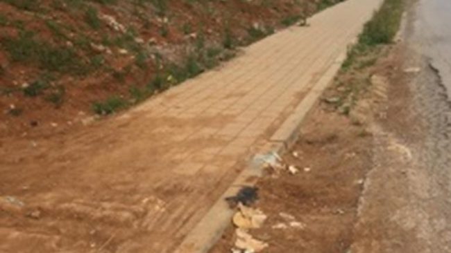 I shkruajnë drejtorit Korça: Përfundojeni trotuarin në Zhegër!