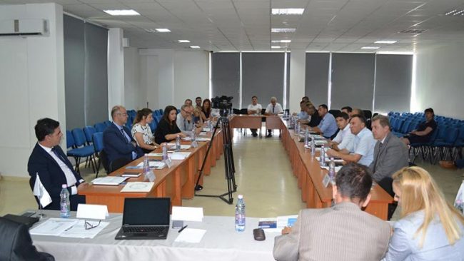 Debat me temë “Fillimi i implementimit të Pilot Projektit: Klasa e I-V, qasja me mësimdhënës lëndor”