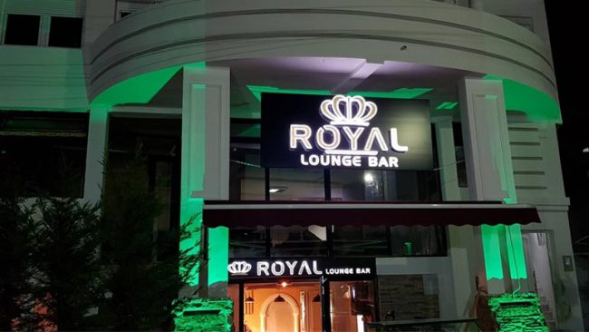 Royal Lounge Bar e rikthen jetën teatrale në Gjilan!