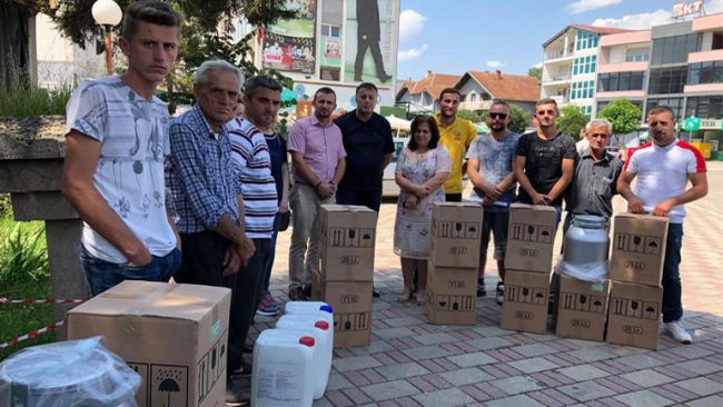 Blegtorëve të rijnë iu janë ndarë sot bidona për qumësht si dhe pako higjienike