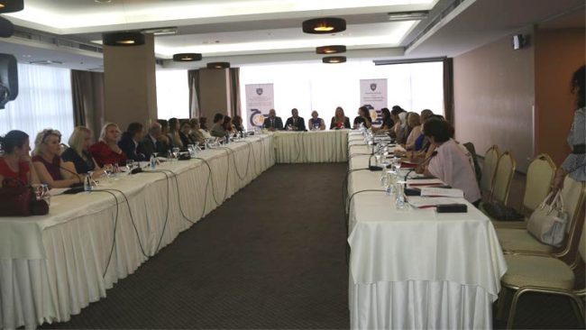 Po mbahet konferenca “Roli i gruas në diasporë”