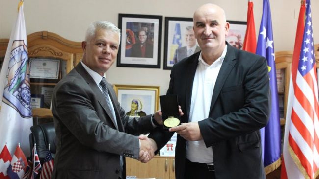 Haliti dekoroi ish komandantin e UÇK-së Enver Rrustemi