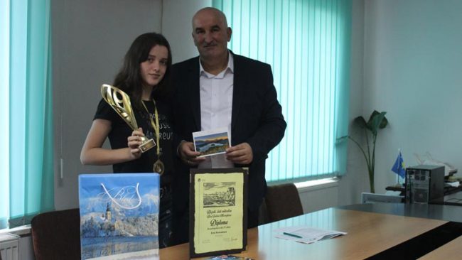 Kryetari Haliti priti në takim këngëtaren e re Erta Ramadani
