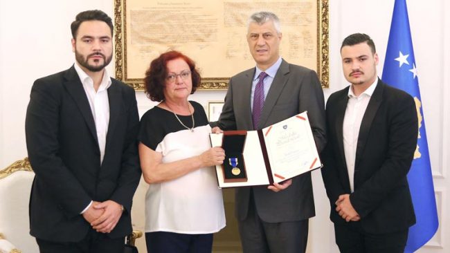 Thaçi dekoron Vokrrin me Medaljen Jubilare të Dhjetëvjetorit të Pavarësisë