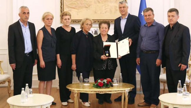 Presidenti Thaçi dekoron familjen Demaçi me medalje presidenciale