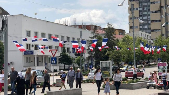 Gjilani stoliset me flamujt e Francës!