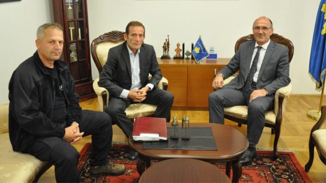 Ministri Gashi takoi përfaqësuesit e sindikatës së zjarrfikësve
