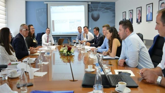 Zëvendësministri  Gashi diskuton me shoqatat e bankave dhe të sigurimeve për Projektligjin për TAK