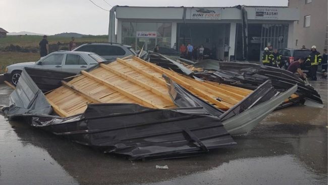 Erërat e forta dëmtojnë pullazet e tri shtëpive në Gjilan, intervenon komuna
